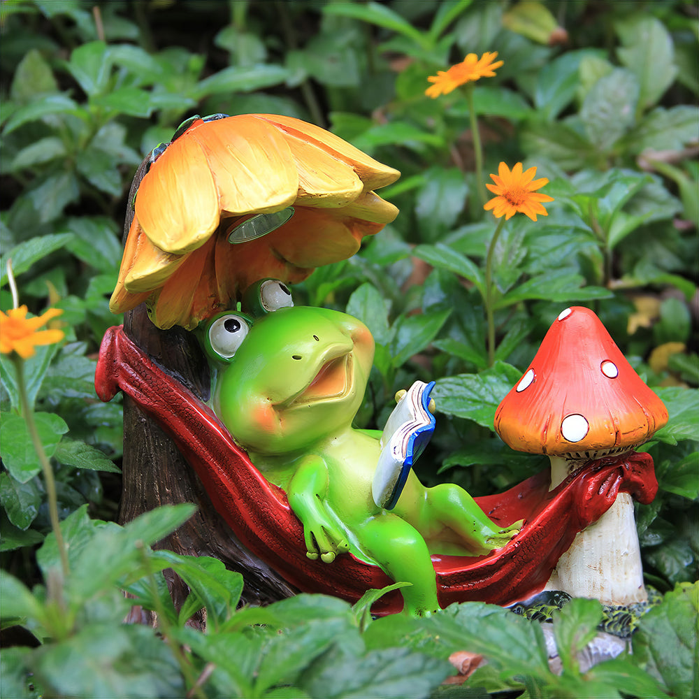Solar Frog Statue with LED Light Resin Outdoor Garden Decor